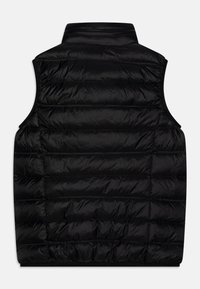 Gilet imbottito nero con collo alto, caratterizzato da cuciture orizzontali e texture liscia. Nessun tipo di chiusura o dettagli aggiuntivi visibili.