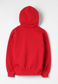 Rode hoodie met lange mouwen, gemaakt van zachte stof. Beschikt over een buidelzak en ribgebreide manchetten en zoom. Eenvoudig ontwerp, zonder grafische afbeeldingen.