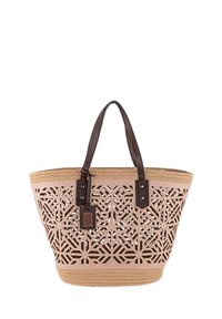 Bolso tote tejido de color marrón con patrones geométricos cortados con láser, asas de cuero marrón y borde trenzado. Etiqueta adjunta para la marca.