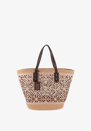 Bolso tote tejido de color marrón con patrones geométricos cortados con láser, asas de cuero marrón y borde trenzado. Etiqueta adjunta para la marca.