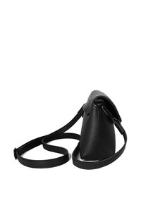 Černá kožená kabelka se strukturovaným trojúhelníkovým tvarem, texturovaným povrchem a dlouhým nastavitelním popruhem. Uzavření horní části je řešeno klopou.