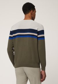 Maglione lavorato a maglia con scollo rotondo, corpo verde e strisce orizzontali in blu marin, blu, beige e bianco sulle spalle.
