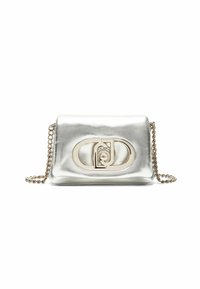 Borsa a tracolla in argento metallico con una catena, caratterizzata da una prominente chiusura circolare in oro e una texture liscia e raffinata.
