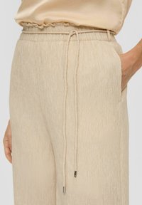 s.Oliver BLACK LABEL LOOSE MIT CRINKLE-STRUKTUR - Stoffhose - beige