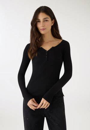 - Bluzka z długim rękawem