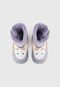 Botas moradas con un diseño de dibujo animado que presenta una cara, interior suave, suelas de goma y un detalle en contraste a lo largo de los bordes.