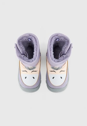 Bottes violettes avec un design de dessin animé présentant un visage, doublure intérieure douce, semelles en caoutchouc et détails contrastants le long des bords.