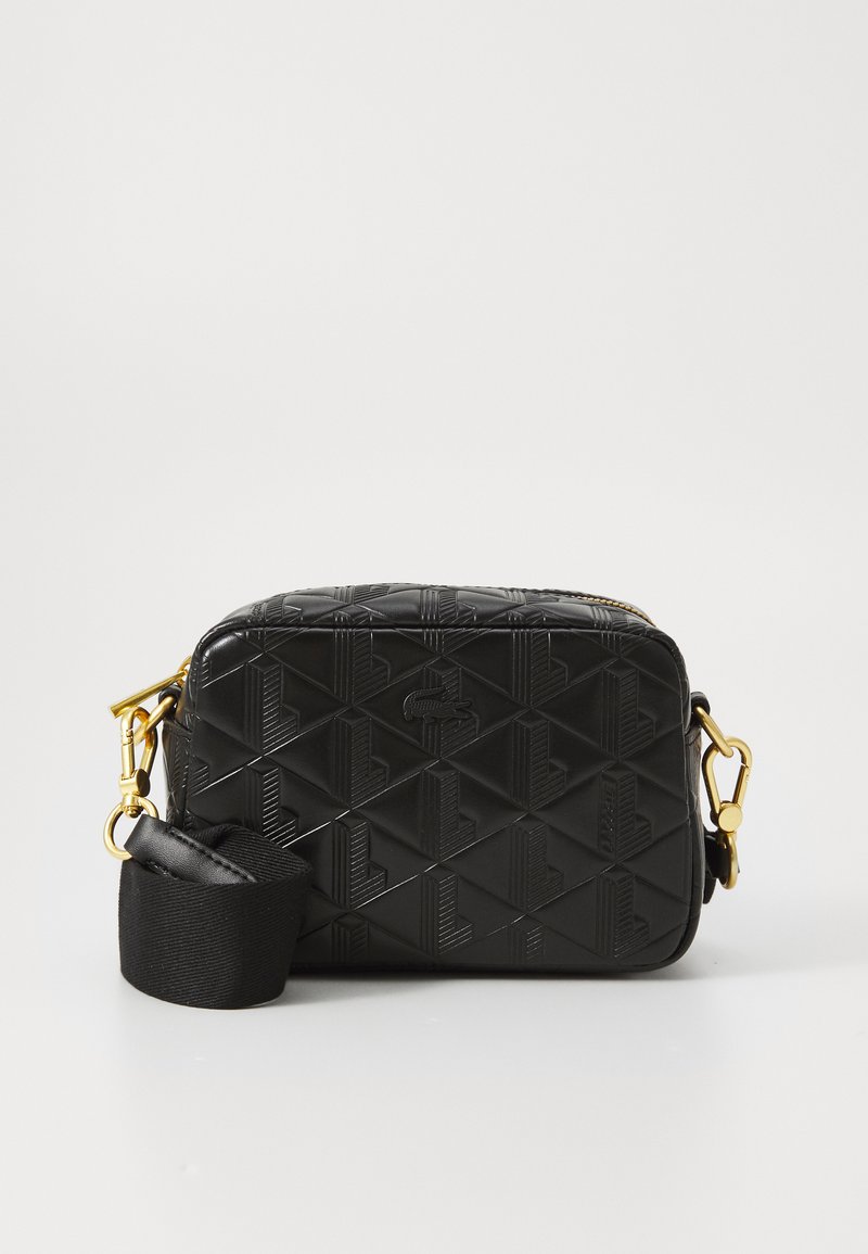 Borsa a tracolla rettangolare nera con motivo geometrico in rilievo. Caratterizzata da hardware dorato e una tracolla in tessuto rimovibile. Texture liscia.