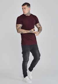 SIKSILK MUSCLE FIT - Basic póló - burgundy