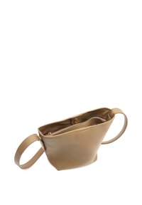 Borsa a mano in pelle tan con forma triangolare, texture liscia e un manico singolo. L'interno presenta una tasca con zip e chiusura a bottone.