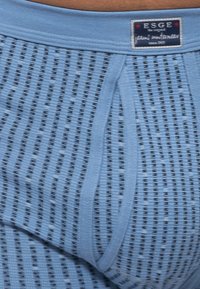 Boxer da uomo blu chiaro con un motivo testurizzato di strisce nere verticali. Presenta una vita elastica con un'etichetta del logo cucita.