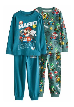 Deux ensembles de pyjamas pour enfants bleu sarcelle avec des personnages et logos Mario Kart, l'un avec un grand motif à l'avant et l'autre avec un imprimé intégral.