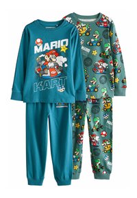 Kaksiosainen pyjama-setti, joka sisältää turkoosin pitkähihaisen paidan, jossa on Mario-kuvitusta, ja vihreät housut, joissa on Mario Kart -hahmojen kuvioita.