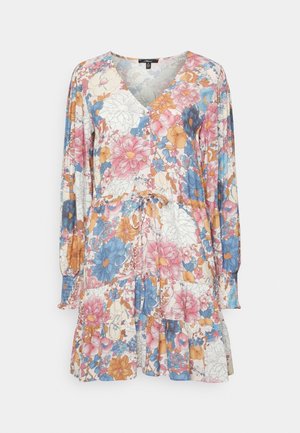 Vestido de manga larga con estampado floral, escote en V, cinturón ajustable en la cintura, puños elásticos y bajo con volantes en tonos pastel rosa, azul y naranja.