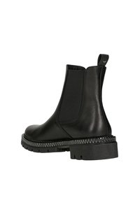Černá kožená kotníková botka s elastickými bočními panely. Má texturovanou platformu a poutko vzadu pro snadné obouvání.