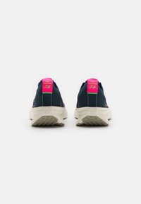 Mörkblå löparskor med rosa och gröna detaljer. Texturerad ovandel, vadderad sula och en solid gummiyttersula med greppmönster.