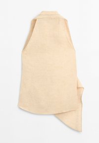 Mouwloos beige linnen vest met brede kraag en asymmetrische zoom, plat gelegd tegen een witte achtergrond.