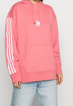 Sweat à capuche rose avec une poche avant, des cordons blancs et un petit logo blanc. Dispose de rayures verticales blanches sur les deux manches.