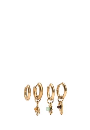 Cztery małe złote kolczyki koła, trzy z wiszącymi zawieszkami z małymi kolorowymi koralikami w odcieniach bursztynu, zieleni i czerwieni.