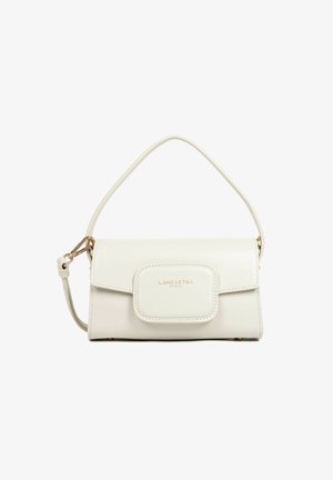 Petit sac à main rectangulaire en cuir blanc cassé avec une poignée supérieure, un rabat avant et un logo doré "Lancaster Paris".