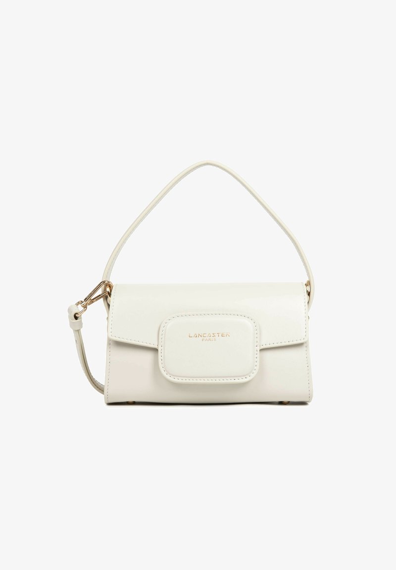 Petit sac à main rectangulaire en cuir blanc cassé avec une poignée supérieure, un rabat avant et un logo doré "Lancaster Paris".