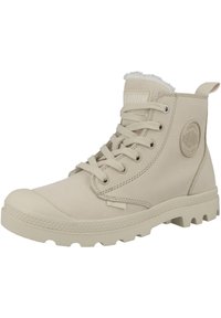 Bottine beige en cuir avec une finition texturée, dotée de lacets, d'une coque de pointe ronde et d'une semelle en caoutchouc avec des motifs de semelle prononcés.