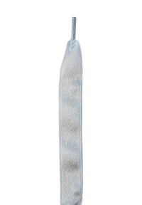 Hele sinine lamedast riidest kangast kinganöör, millel on sile tekstuur ja ümar ots, mis võimaldab hõlpsalt aukude vahelt läbi sukelduda.