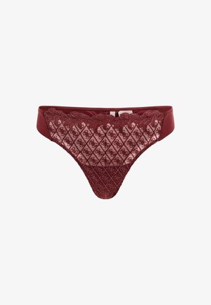 Bordeaux kant string met een gewatteerd ontwerp, met een gegolfde bovenrand en gladde stoffen zijden. Fijne details verbeteren de textuur.