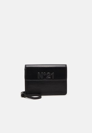 Pochette en cuir noir avec le logo "N°21" embossé sur le rabat avant et une bandoulière amovible sur fond blanc.
