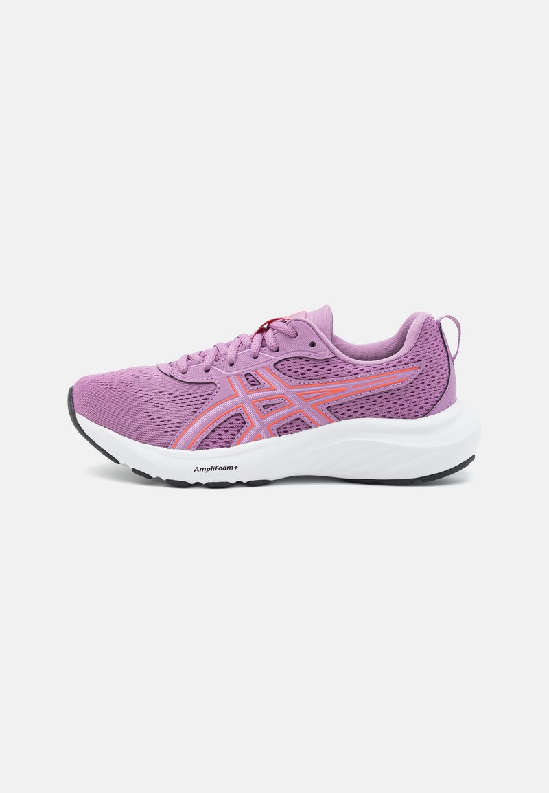 Chaussure de sport violette avec une tige en mesh respirant, des accents orange contrastants, une semelle intermédiaire blanche rembourrée et une semelle extérieure en caoutchouc noir.