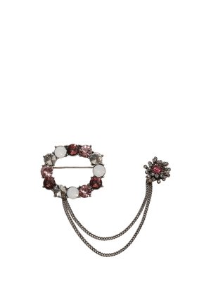 Dekorative Brosche mit rosa, weißen und klaren Edelsteinen, die einen Kreis und eine kleine Blume bilden, verbunden durch zwei Silberketten.