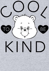 Šedé tričko s potiskem kreslené medvěda s usměvavou tváří, obklopené výrazným černým textem: "POHODOVÉ BÝT HODNÝM." Srdíčka jako akcenty.