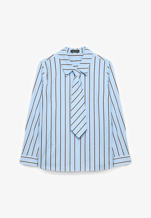 Blusa azul claro de manga larga con rayas verticales en blanco y negro y un accesorio de corbata a juego unido en el cuello.