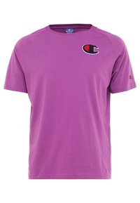 Fialové tričko s krátkým rukávem vyrobené z bavlny s kulatým výstřihem. Na levé straně hrudi je červené a bílé vyšívané logo.