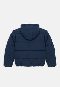 Mörkblå puffjacka med huva, med en quiltad design, elastiska ärmslut och en justerad nederkant. Slätt, lättviktigt tyg.