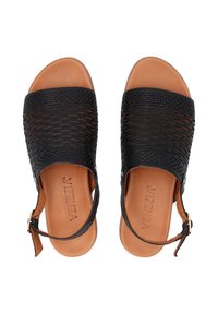Zwarte geweven leren sandalen met een bruine gevoerde voetbed en verstelbare enkelriem, voorzien van een gestructureerde bovenkant en een open neusontwerp.