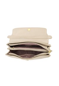 Portafoglio in pelle beige aperto per mostrare più scomparti con zip e interno foderato in tessuto con chiusura a bottone a pressione.