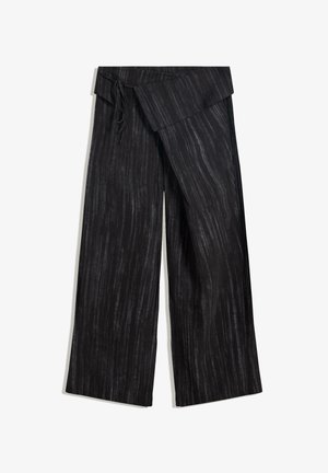 Sorte brede bukser med lodrette grå striber og en omslagslinning med snøre på venstre side.