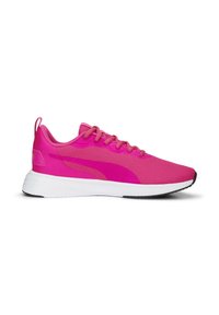 Scarpe da ginnastica di un vivace colore rosa con tomaia in rete testurizzata, lacci piatti e suola intermedia bianca. Presentano una suola in gomma per una migliore aderenza.
