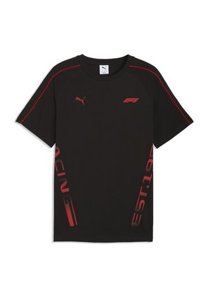 Zwart Puma T-shirt met rood F1-logo, rood Puma-logo op de borst, rode racestrepen op de mouwen en de tekst "RACING" en "EST. 1971" aan de zijkanten.