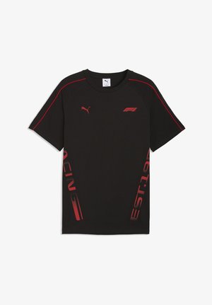 Zwart Puma T-shirt met rood F1-logo, rood Puma-logo op de borst, rode racestrepen op de mouwen en de tekst "RACING" en "EST. 1971" aan de zijkanten.