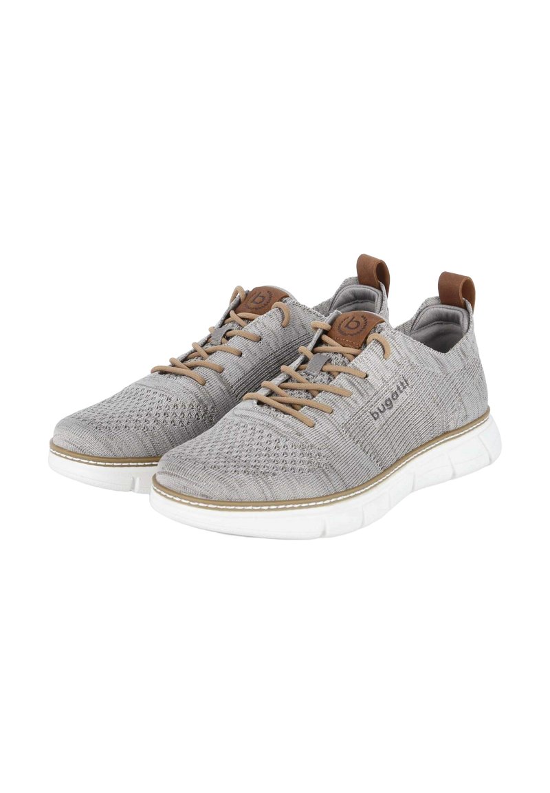 Graue Sportschuhe mit einem strukturierten Strickoberteil, braunen Lederakzenten, runden Schnürsenkeln und einer weißen Gummisohle mit einem dekorativen goldenen Rand.