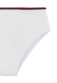 Witte zwemonderdelen met een hoge taille, voorzien van een gevlochten rode en marineblauwe rand langs de bovenrand. Glad materiaal en aansluitend ontwerp.
