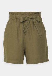 Pantaloni corti verde oliva realizzati in tessuto morbido, con vita elastica e dettaglio con laccetto e tasche laterali; taglio semplice e sartoriale.