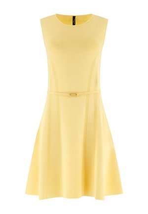 Robe en maille jaune sans manches avec jupe évasée, rayures verticales texturées et fine ceinture à la taille avec petite boucle.