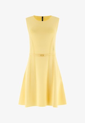 Robe en maille jaune sans manches avec jupe évasée, rayures verticales texturées et fine ceinture à la taille avec petite boucle.