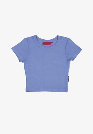 Jasnofioletowa krótka koszulka z krótkim rękawem, okrągłym dekoltem i czerwoną metką wewnątrz kołnierza. Gładki bawełniany materiał, prosty design.