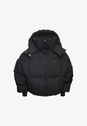 Czarna kurtka puchowa z wysokim kołnierzem, szerokimi ramionami i żebrowanymi mankietami. Posiada zamek z przodu oraz pikowane sekcje dla zapewnienia izolacji.