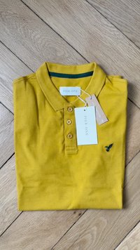 Geel katoenen polo shirt met een kraag, drie bruine knopen en een geborduurd vogellogo. Wordt geleverd met aangehechte merketiketten.