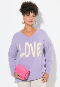 Felpa viola con grafiche "LOVE" in crema, design a V, maniche lunghe, abbinata a una pochette rosa. Tessuto texture, vestibilità comoda.